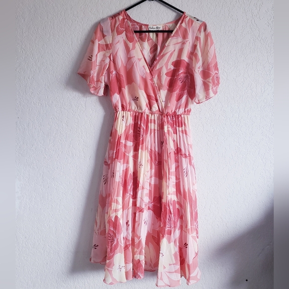 indigo rose Dresses & Skirts - Charming & Easy Floral Dress - Indigo Rose, M - Stretchy Waist!